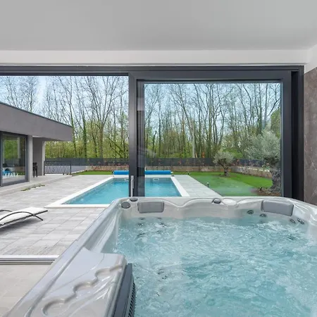 Villa Luxury Ii With Heated Pool, Jacuzzi & Sauna