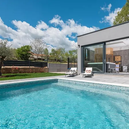 Villa Luxury Ii With Heated Pool, Jacuzzi & Sauna