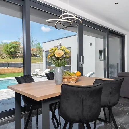 Villa Luxury Ii With Heated Pool, Jacuzzi & Sauna