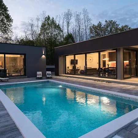 Villa Luxury Ii With Heated Pool, Jacuzzi & Sauna