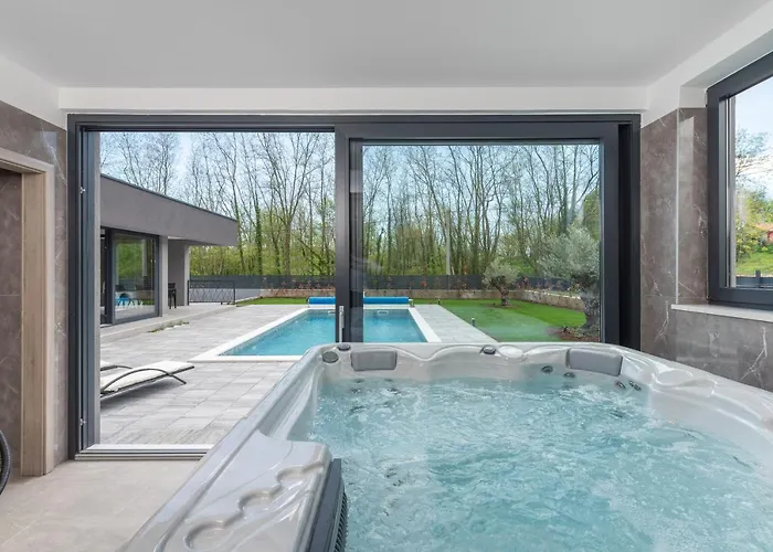 Villa Luxury Ii With Heated Pool, Jacuzzi & Sauna