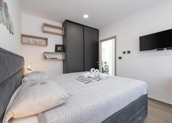 Villa Luxury Ii With Heated Pool, Jacuzzi & Sauna