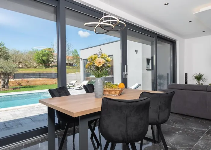 Villa Luxury Ii With Heated Pool, Jacuzzi & Sauna